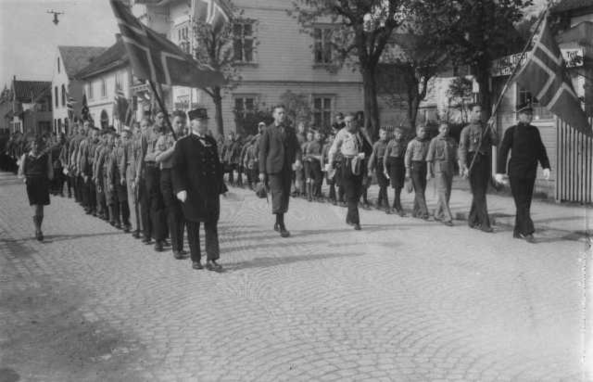 17. mai Langgt.- speiderne marsjerer - lensmann Herman Pedersen, Ingolf ...