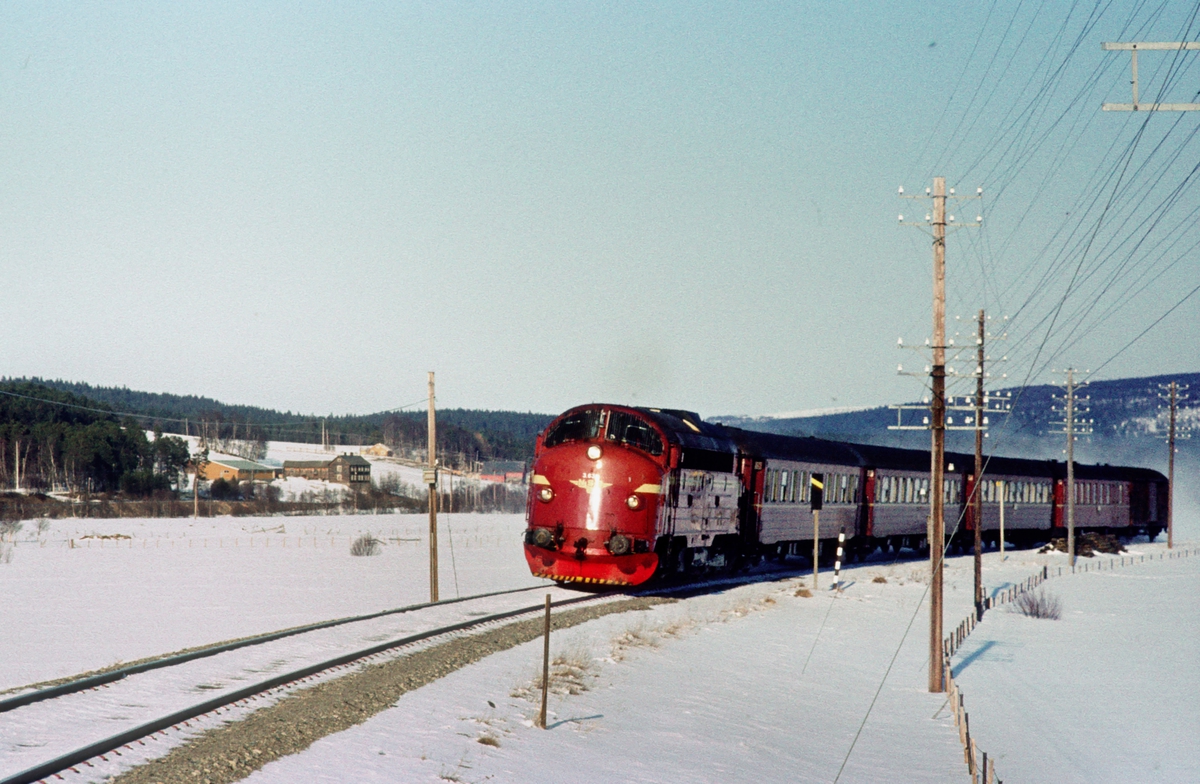 Dagtoget Trondheim - Oslo Ø over Røros, hurtigtog 302, ved Bakos, Os i ...