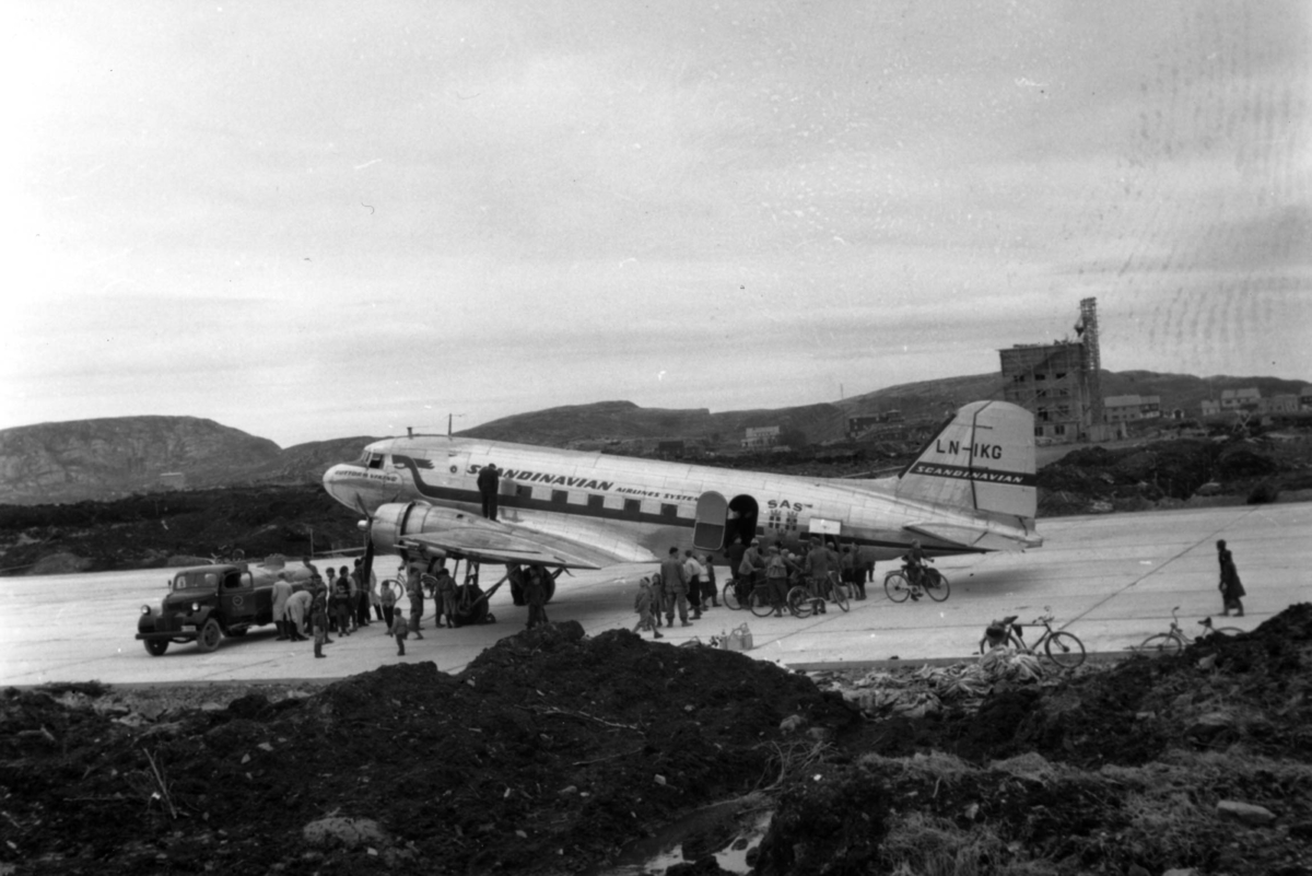 lufthavn-ett-fly-p-bakken-douglas-dc-3-dacota-ln-ikg-guttorm-viking