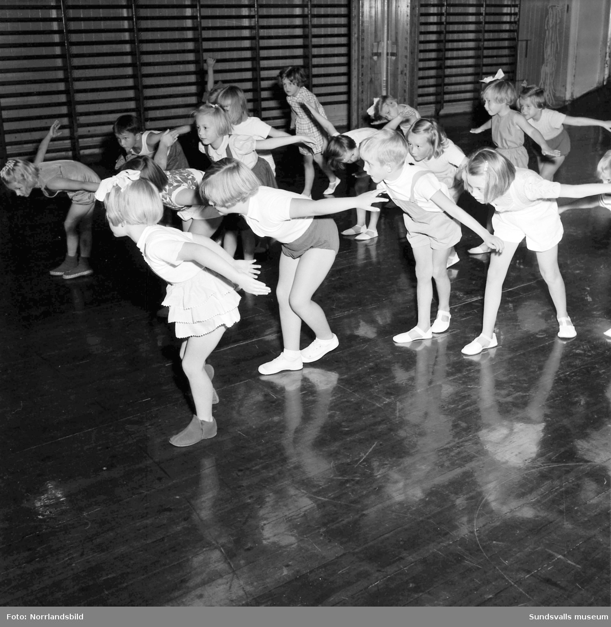 Rytmisk gymnastik för barn. - Sundsvalls museum / DigitaltMuseum