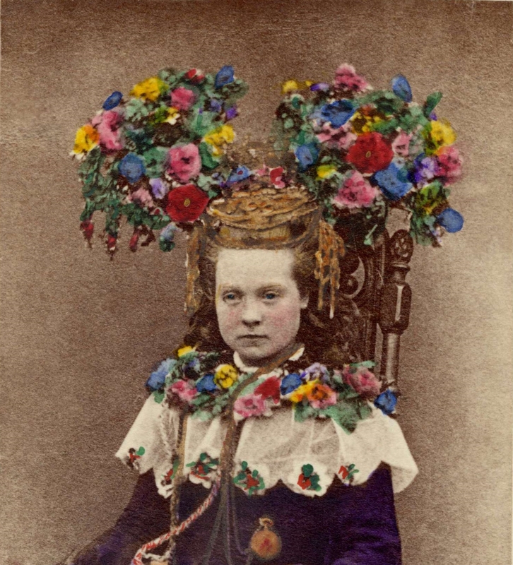 Brud från Hälsingland. Kolorerat fotografi, 1870 — 1899 (uppskattning).