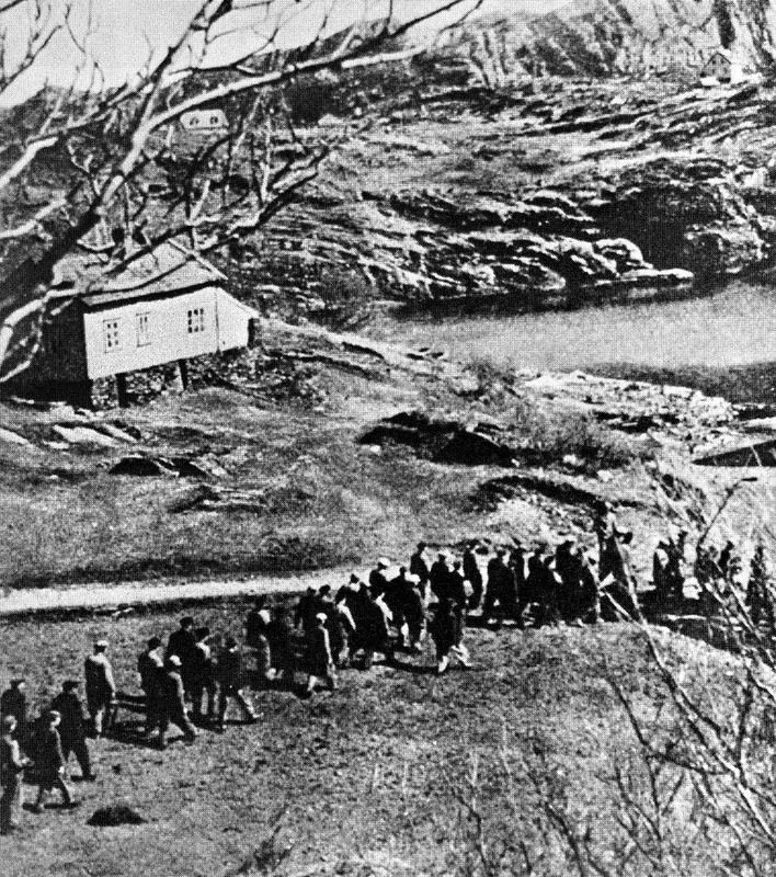 Mennene fra Telavåg føres bort (1942) 