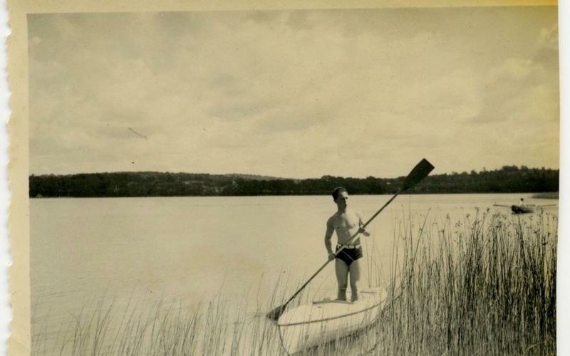 Östen Krantz med kanot på Tulebosjön. Hans föräldrar Carl och Nora arbetade på Stretereds vårdhem och de bodde i personalbostaden vid Tulebobacken. Cirka 1930. 