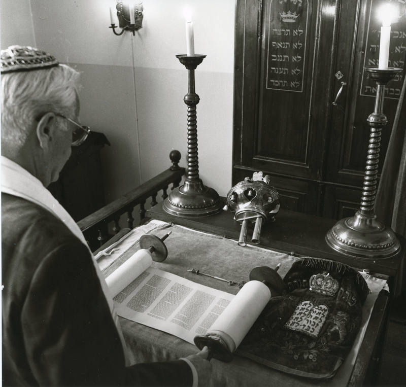 JUDF00487: Bo Fürstenberg läser ur torahrulle i Kalmars synagoga