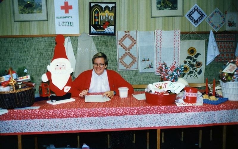 Röda Korset julmarknad i Kållereds kommunalhus 1987. David Leidenborg säljer lotter. 