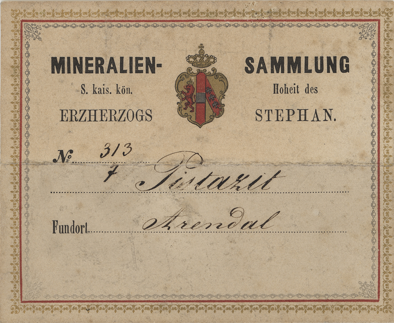 Etikett fra mineralsamlingen til Erkehertug Stephan som forteller at erkehertugen hadde pistazit (epidot) fra Arendal i samlingen sin 