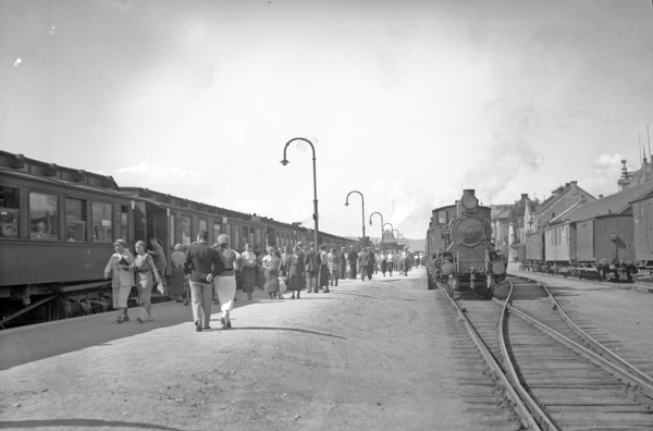 JMF02159, Hamar stasjon med tog på Eidsvoll-Dombåsbanen og Rørosbanen