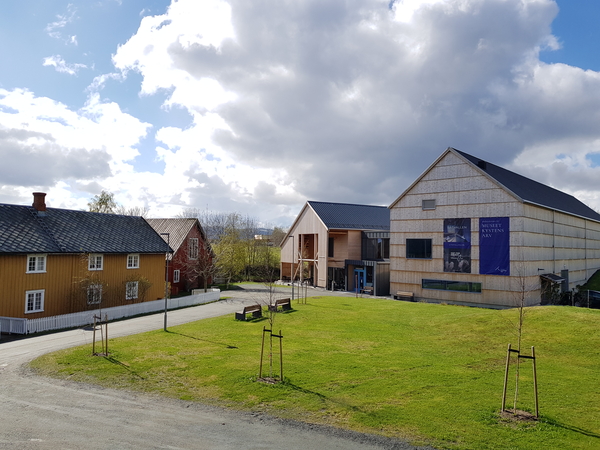 Museet ligger sørvendt til ved Trondheimsfjorden