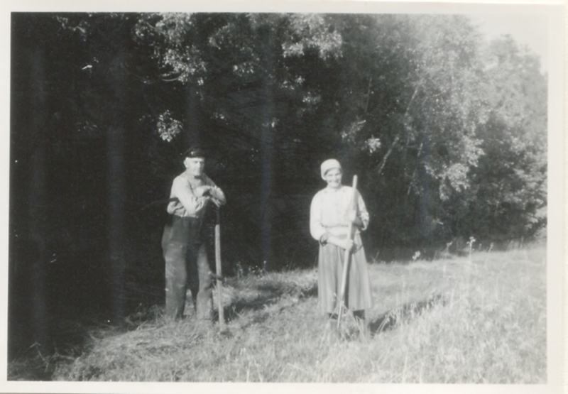Anders och Hilda Sandberg på Sagered gård under 1940-talet. 