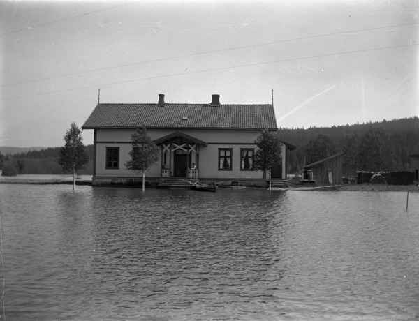 Flom i Odalen, ca 1910. Båt ved trappa til hus.