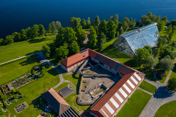 Storhamarlåven av Sverre Fehn, bygget på ruinene etter middelalderbispegården i Hamarkaupangen, og Hamardomen, vernebygget over domkirkeruinen, ligger vakkert plassert på Domkirkeodden som stikker ut i Mjøsa rett vest for Hamar.