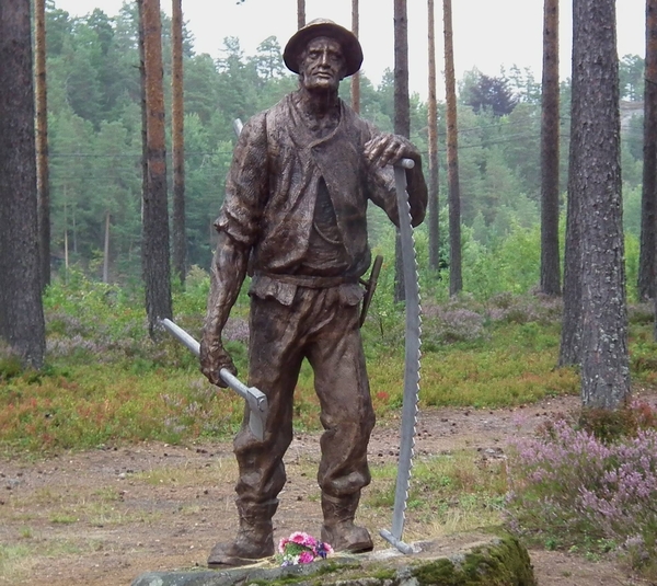 "Skogsarbeideren", statue nær inngangsporten. 