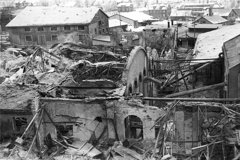 Ødeleggelser etter bombing på fabrikkområdet.