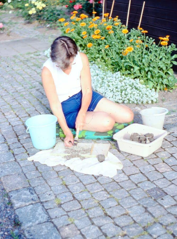 Ulla Svanberg utanför sitt hus i Livered när hon bearbetar leran till krubbfigurena.