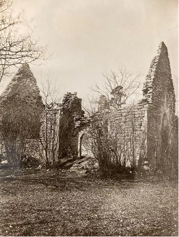 Det första kända fotografiet av Elinghems ödekyrka, taget ca 1900.