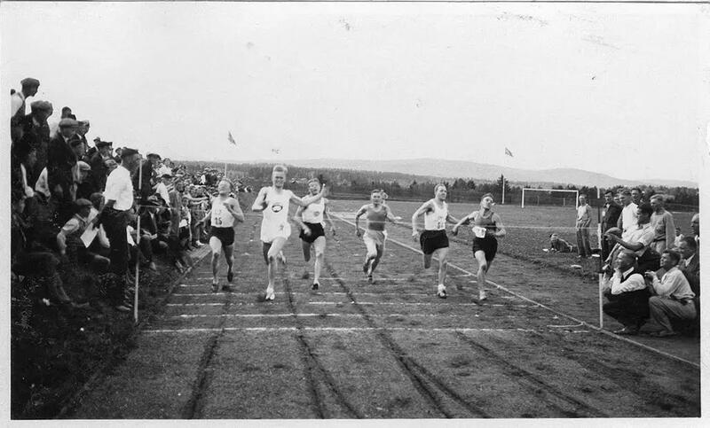 Målgång i 100-metersloppet i de nationella friidrottstävlingarna i Ockelbo 1933. Först till snöret är G Staaf, Forsa IF. Staaf vann också längdhoppet, där övertrampen noterades elektriskt.
