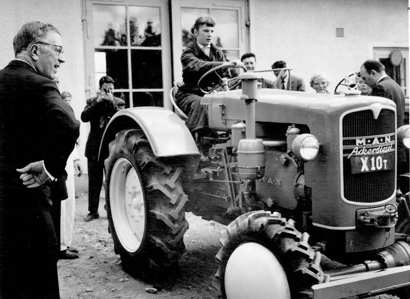 Hushållningssällskapets kvinnliga traktorkurs i juni 1955. Karin Hermansson demonstrerar.