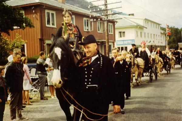  Fra Nesdagene i 1967, opptog. På hesten i bunad Aud Marianne Eidal g. Berg, hestefører er Herbrand Larsen.