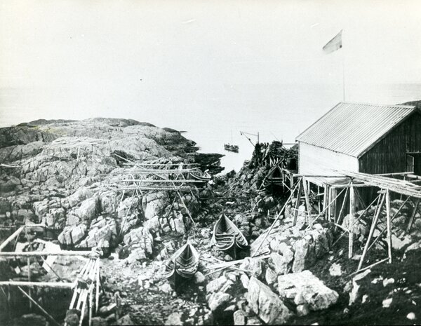  Naust, fiskehjeller og nordlandsbåter på Helnes på Magerøya i Finnmark.