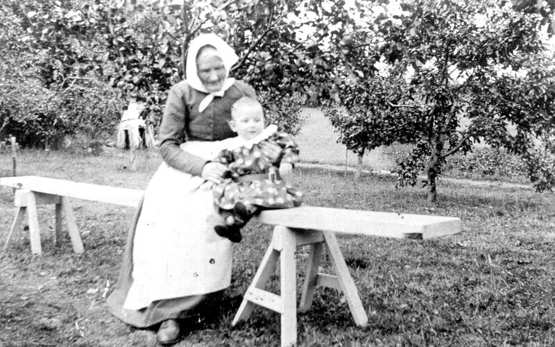 Johanna Larsson (1830 - 1923) med barnbarnet Gustaf cirka 1905. 