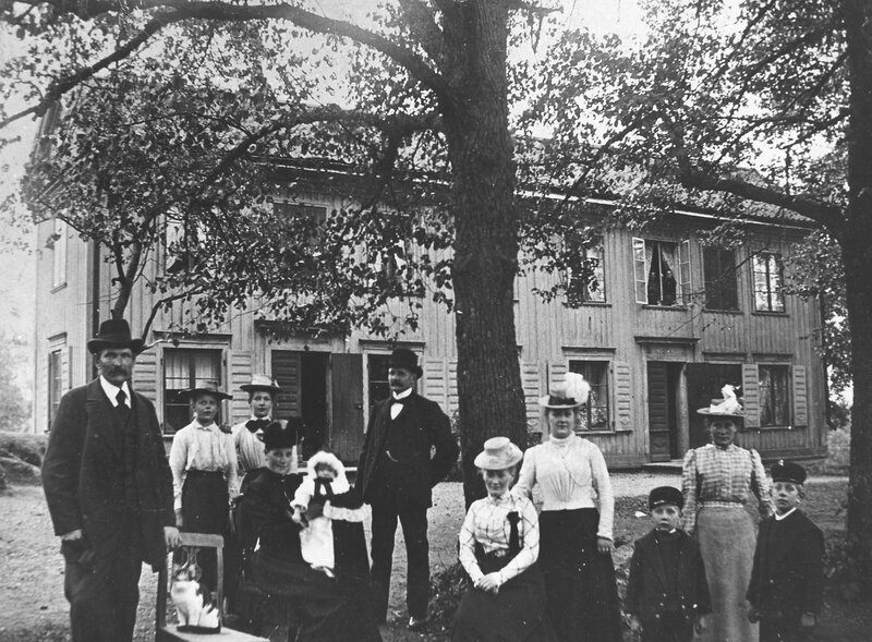 	 Fotografi av Lerkrogen med de båda familjerna som bodde där under slutet av 1800-talet
