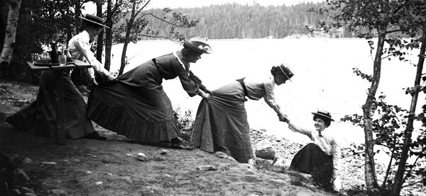 Flickor i långa kjolar vid Edsviken, nära Mörby.