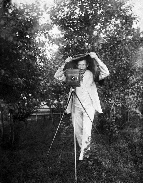 Fotografen John Alinder bakom kameran, Sävasta, Altuna socken, Uppland