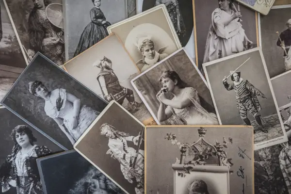 En samling äldre fotografier föreställande svenska skådespelare och operasångare.