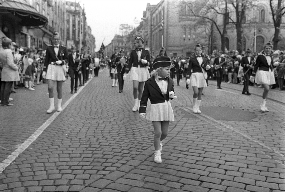 Karl Johans gate, Oslo, 17.05.1970. 17 mai tog. Drillpiker ...