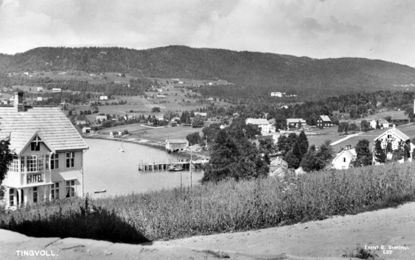 Karl Emil Og Gunda Endresen Bodde I Huset Til Venstre Fram Til 1980-åra ...