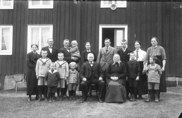 Släktfoto Från Per-Jöns. Bakre Ledet Från Vänster: Elin (hustru Till ...