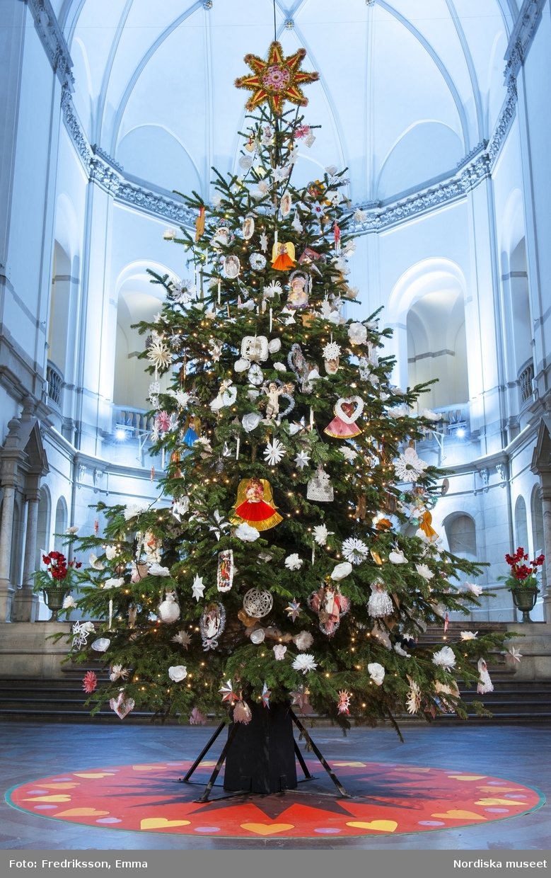 Dekorerad Julgran Med Kulor Och Stjärnalampor God Jul Julgran På Vit  Bakgrund-vektorgrafik och fler bilder på Boll - iStock