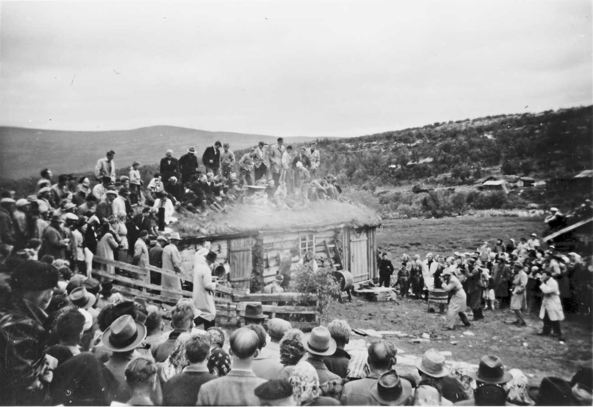 Seterhus, mange folk. - Anno Musea i Nord-Østerdalen / DigitaltMuseum