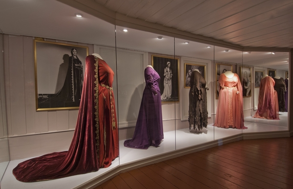 Et utvalg av Kirsten Flagstads kostymer er utstilt i museet.