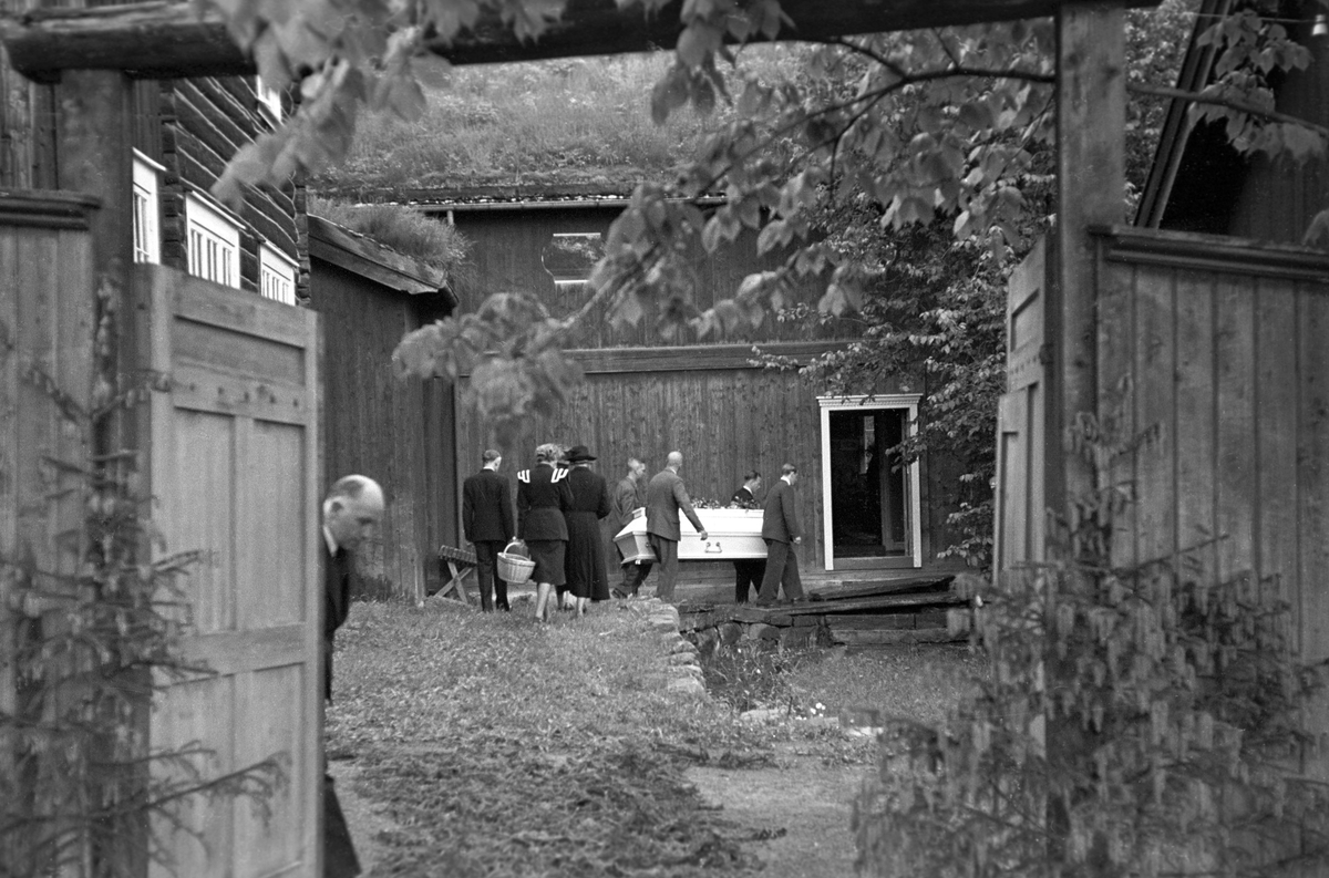 Sigrid Undset Er Dod Her Baeres Kisten Inn I Arbeidsvaerelset I Hennes Hjem Bjerkebaek Pa Lillehammer Norsk Folkemuseum Digitaltmuseum sigrid undset er dod her baeres kisten