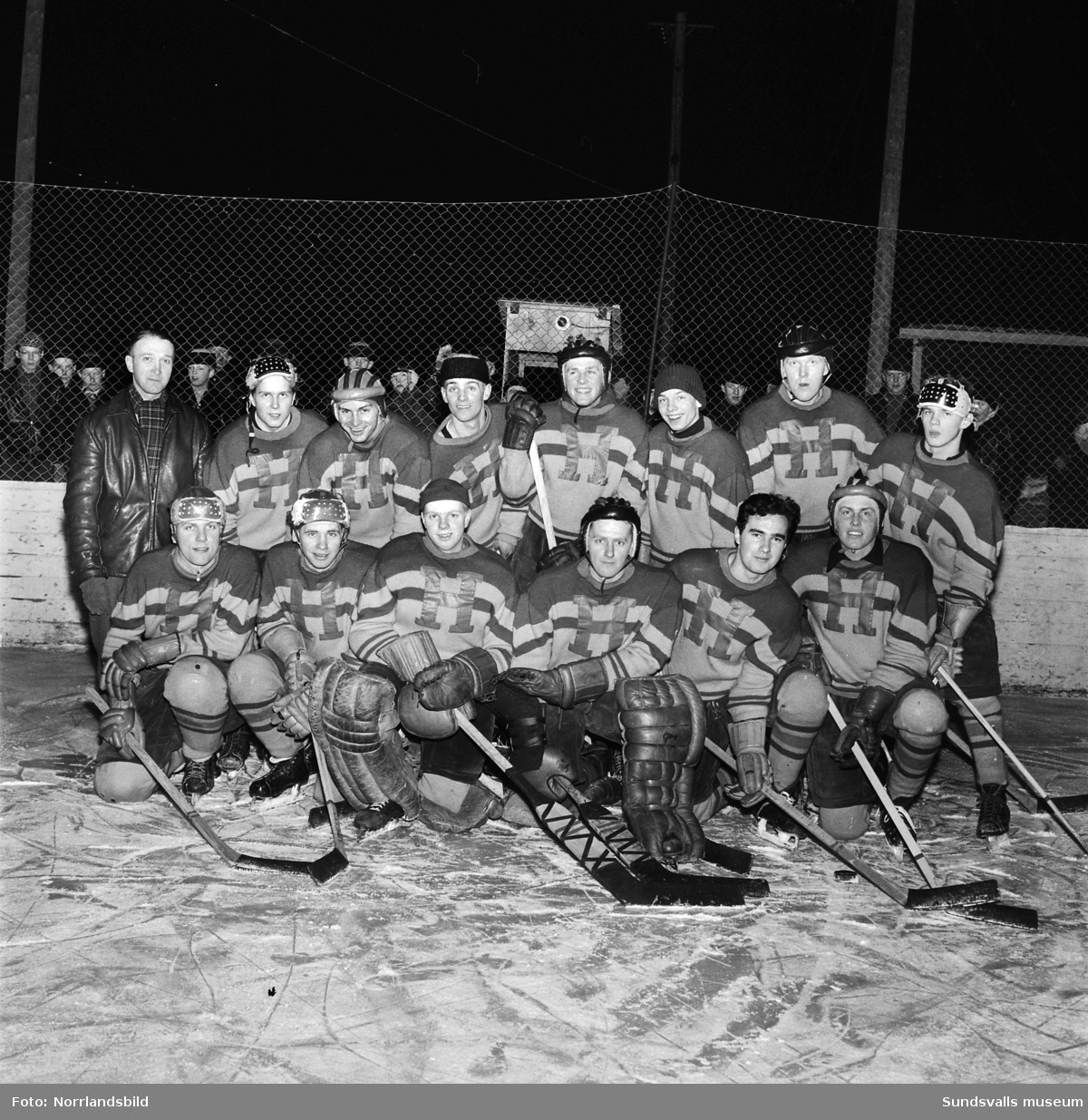 Heffners ishockeylag 1959. Fotograferat i samband med match mot ...