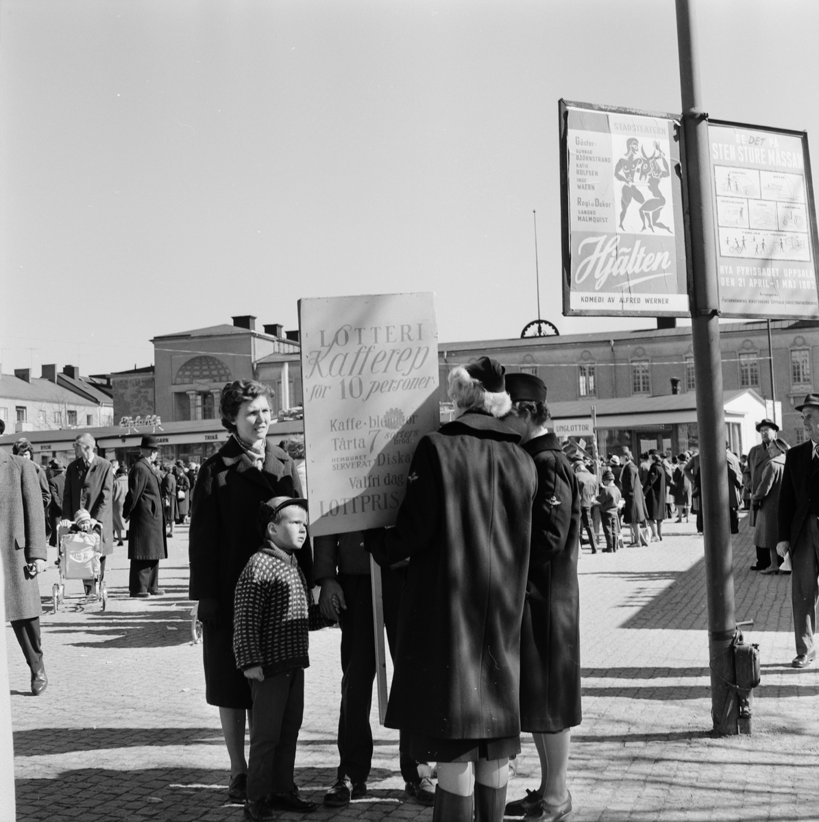 Påskmässa Vaksala Torg Uppsala April 1962 Upplandsmuseet