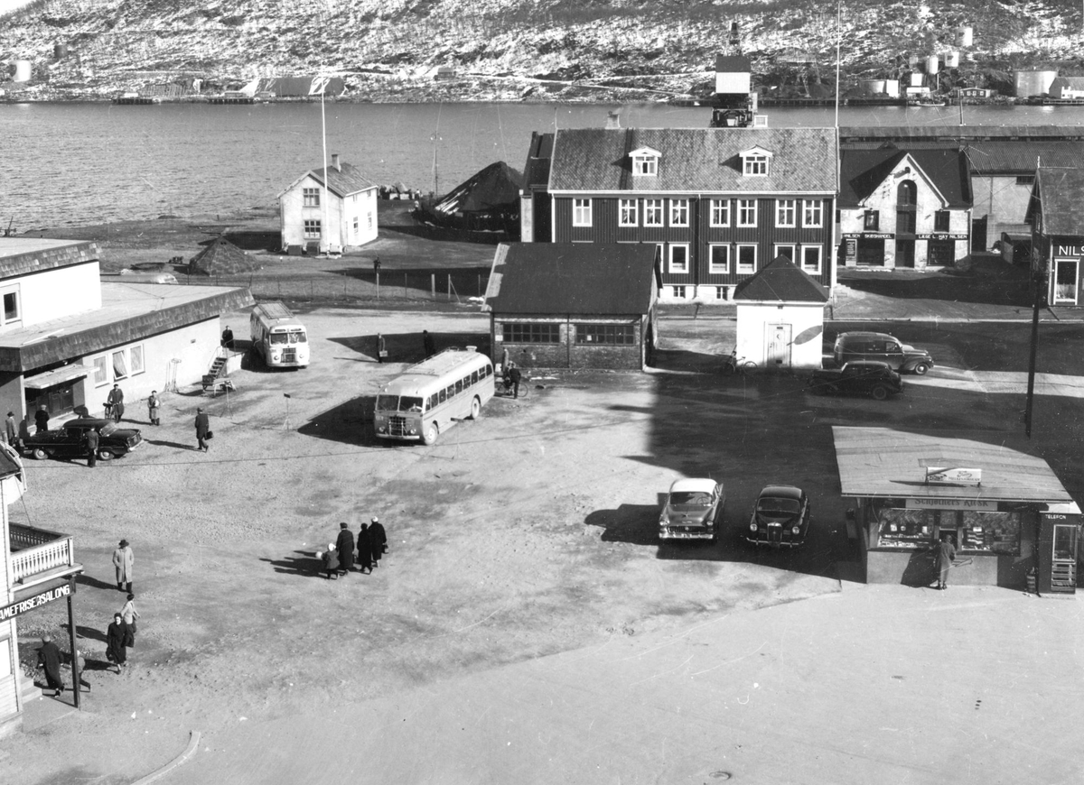 Torget I Harstad Sentrum Schjøtners Kiosk Til Høyre Log Lokalene Til Nilsen Skibshandel Og 