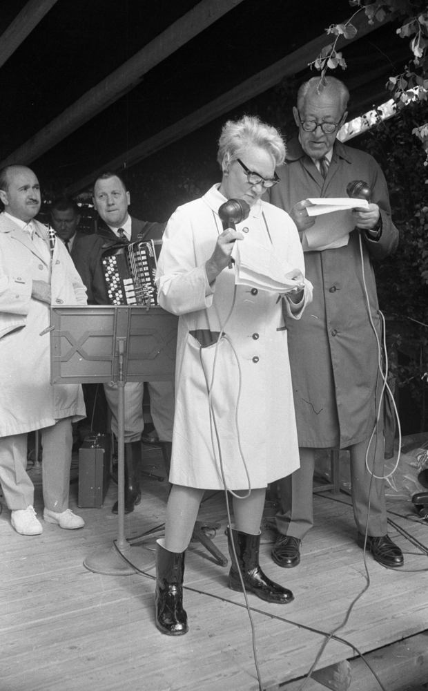 Midsommar, 26 juni 1967. En kvinna och en man på scenen ...