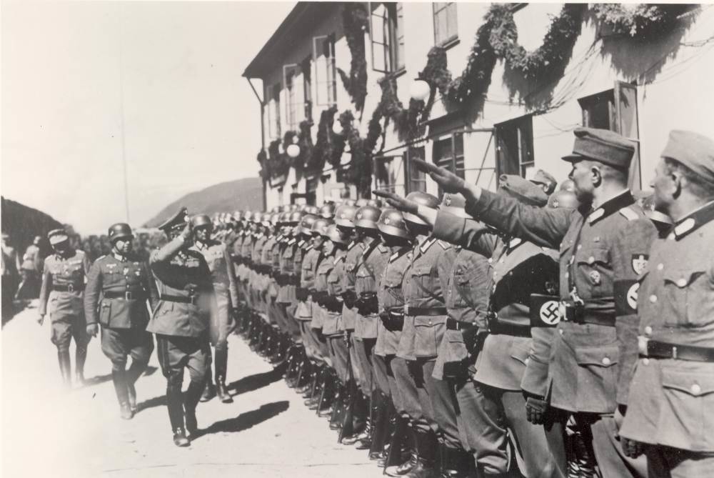 Åpning av jernbanestasjonen i Mosjøen i 1940. Tyske soldater med ...