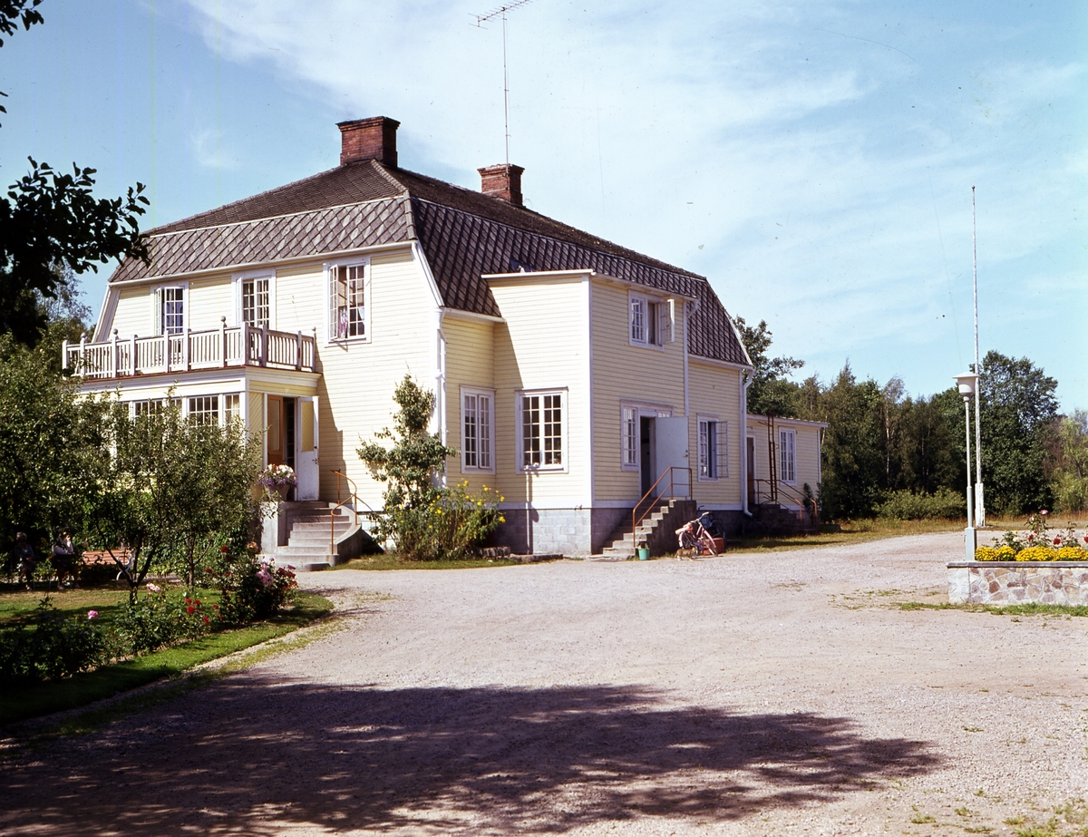 Färgfoto. Solvikens Pensionat ligger på den lilla ön Somra, i Torsjön ...